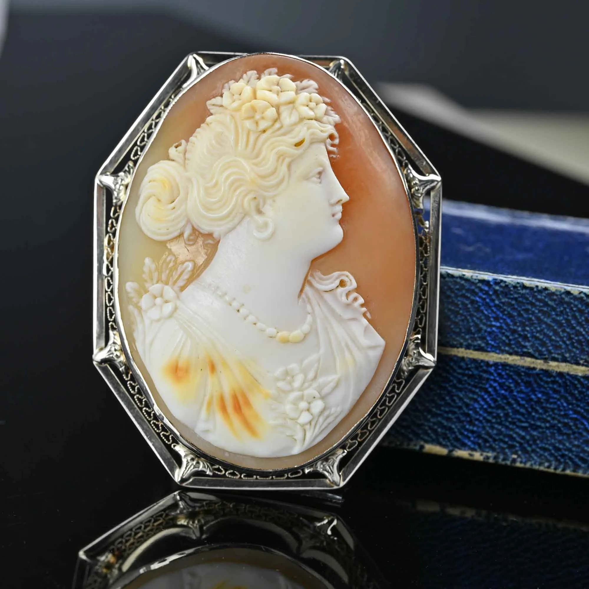 Antique Carved Shell Cameo Brooch Pendant in 14K Gold