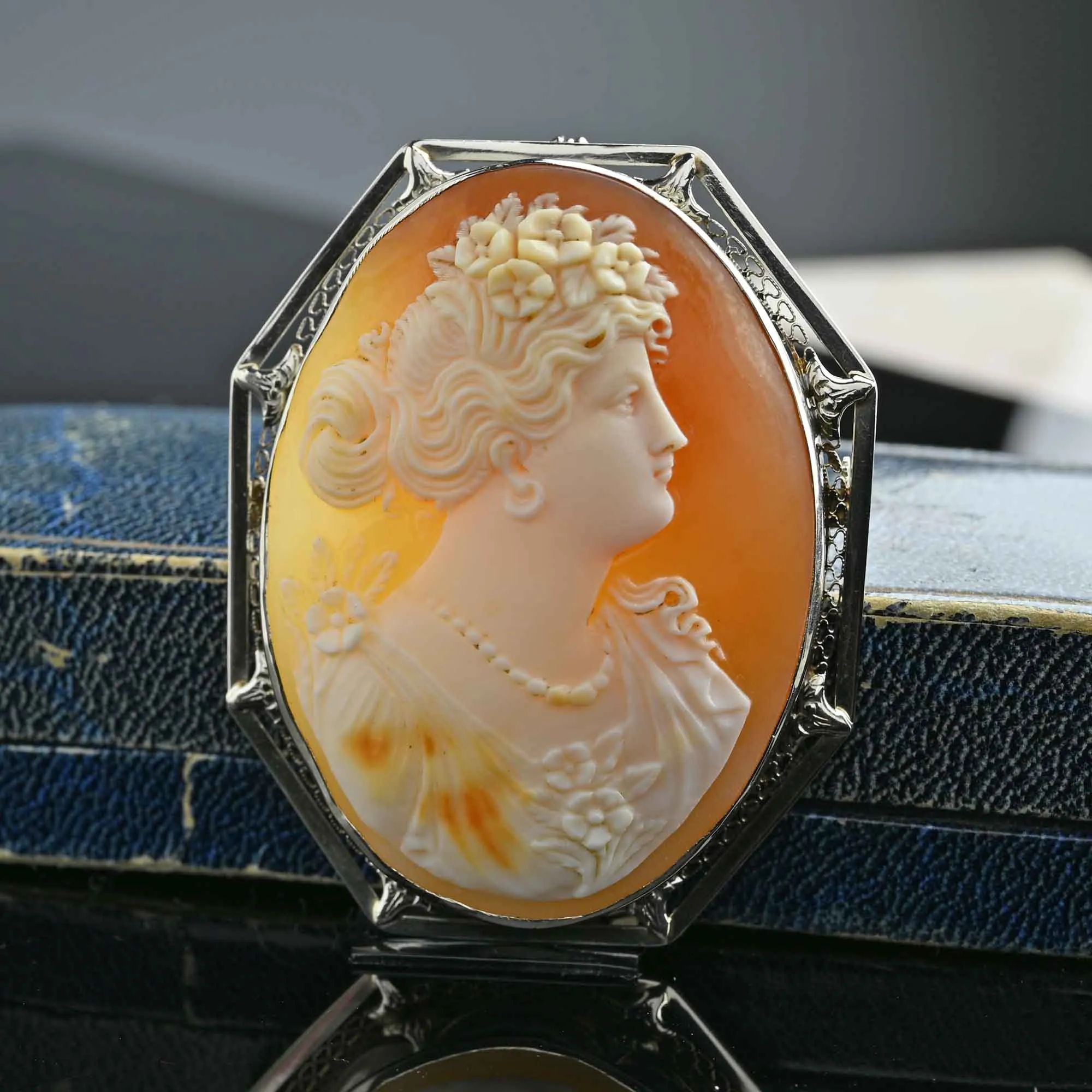 Antique Carved Shell Cameo Brooch Pendant in 14K Gold