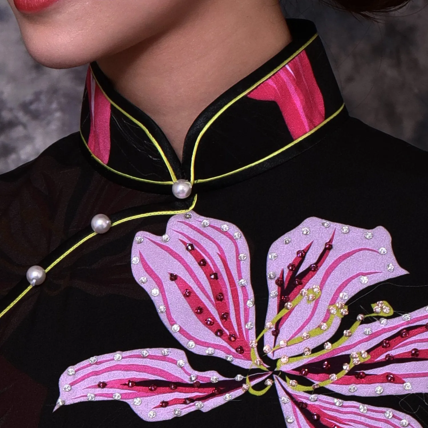 【BAUHINIA】100% Silk Crystal Cheongsam (Sleeveless)